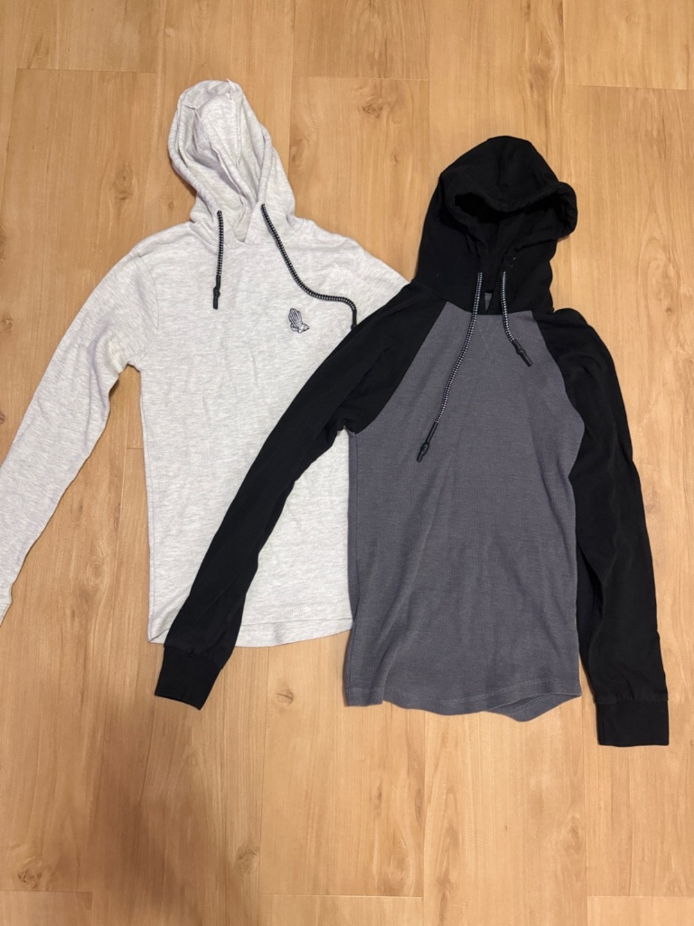 Restricted Two-Tone Hooded Long-Sleeve Men's Tops - Light Gray & Black